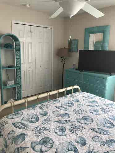 Furnished room in pool home 