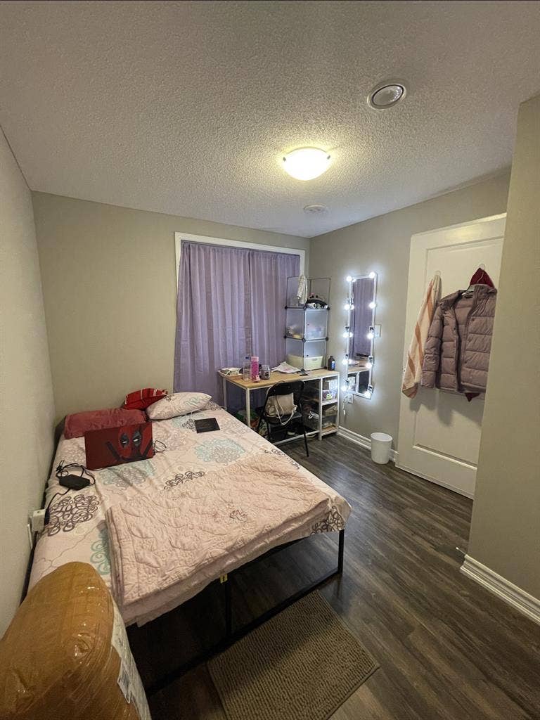 Non-furnished room for rent - Girls