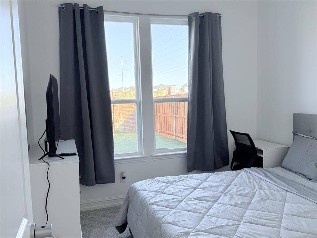 Fully furnished room in Little Elm