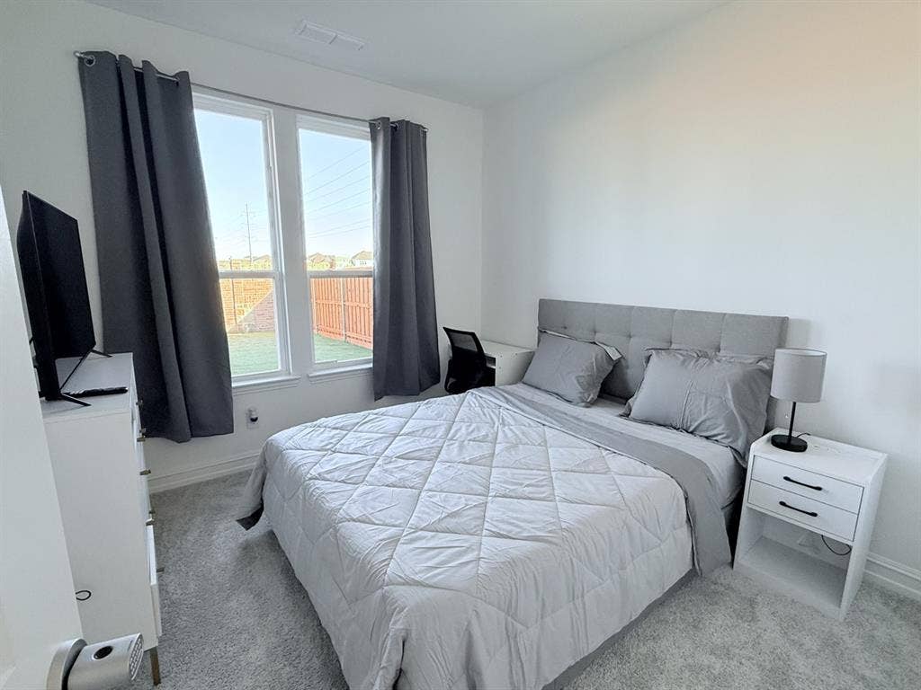 Fully furnished room in Little Elm