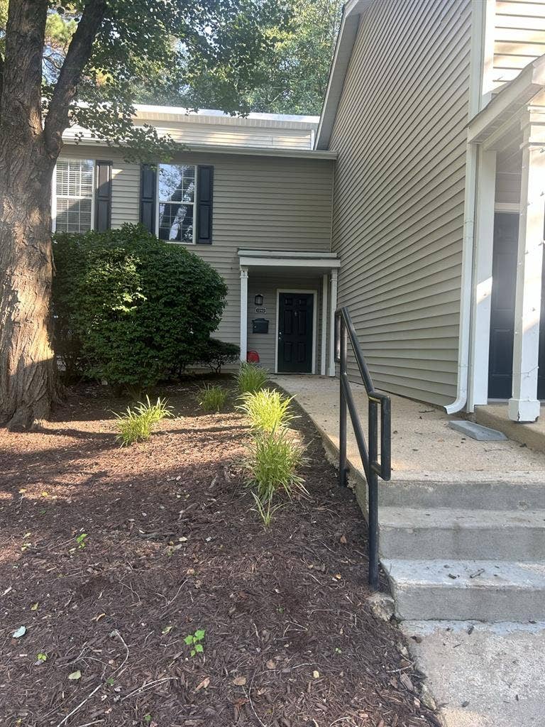 Townhouse near Lake Johnson