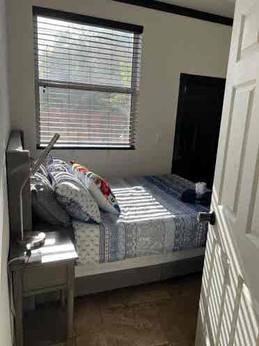 Prvt Entry Queen Room Pool