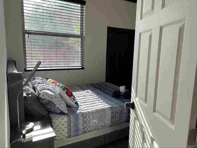 Prvt Entry Queen Room Pool