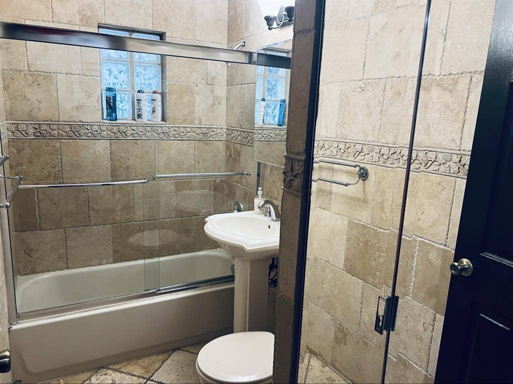 Prvt Entry Queen Room Pool