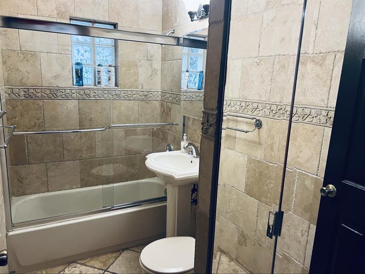 Prvt Entry Queen Room Pool