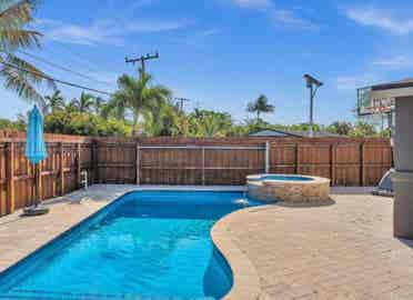 Prvt Entry Queen Room Pool