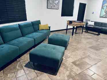 Prvt Entry Queen Room Pool