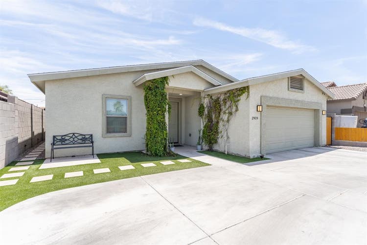 Central Phoenix home near Airport