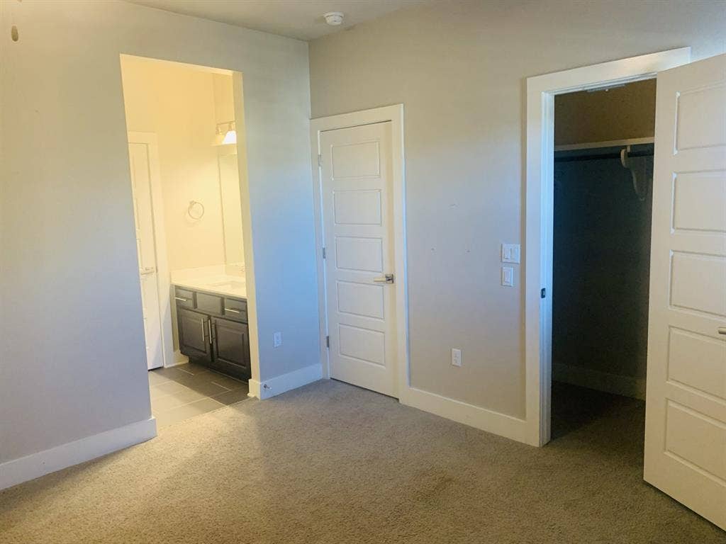 Private Suite in Circle C-Females