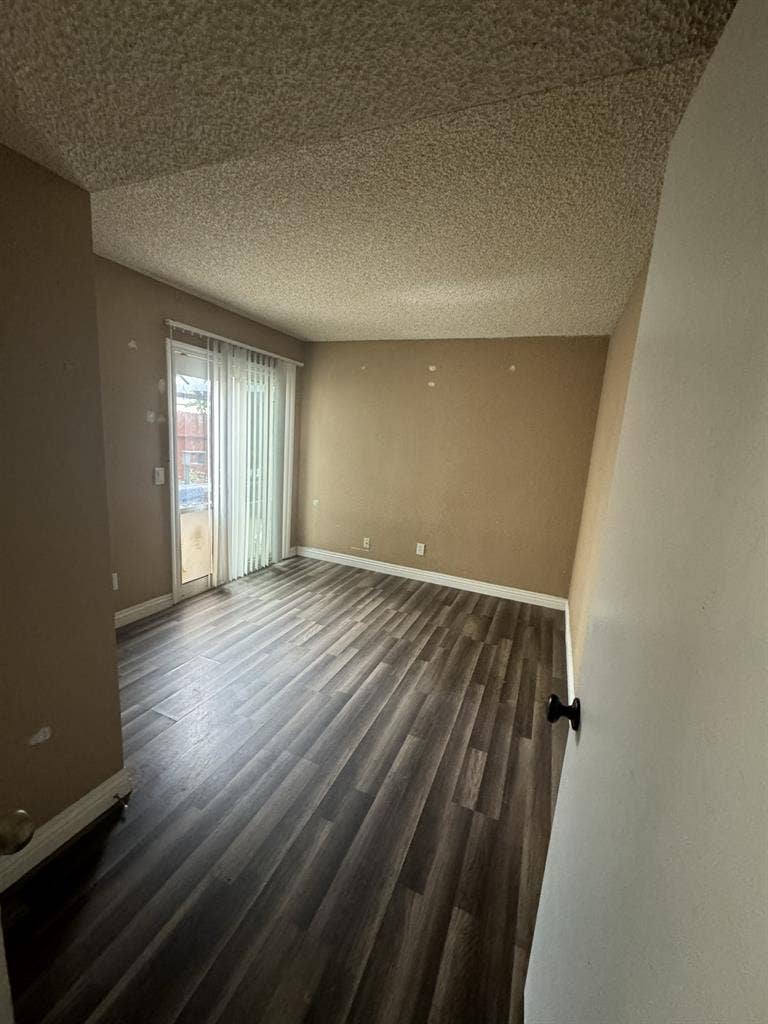 2 rooms for rent in 3 bedroom house