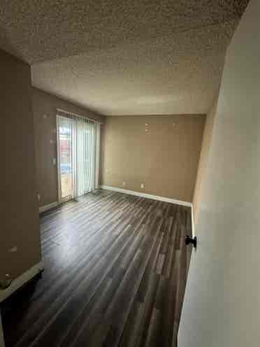 2 rooms for rent in 3 bedroom house