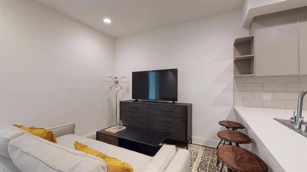 1 BR in Los Angeles