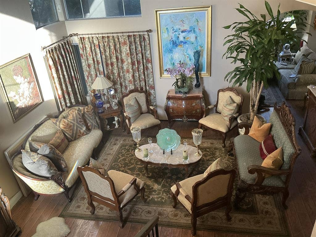 Room for rent available now.