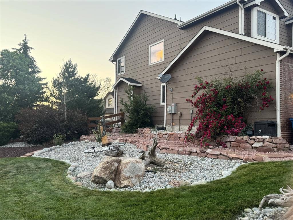 Quiet North Gate home with a View!