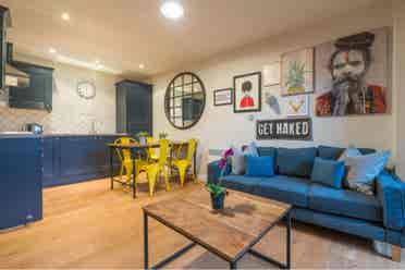 1 Room in a spacious 2 bedroom flat