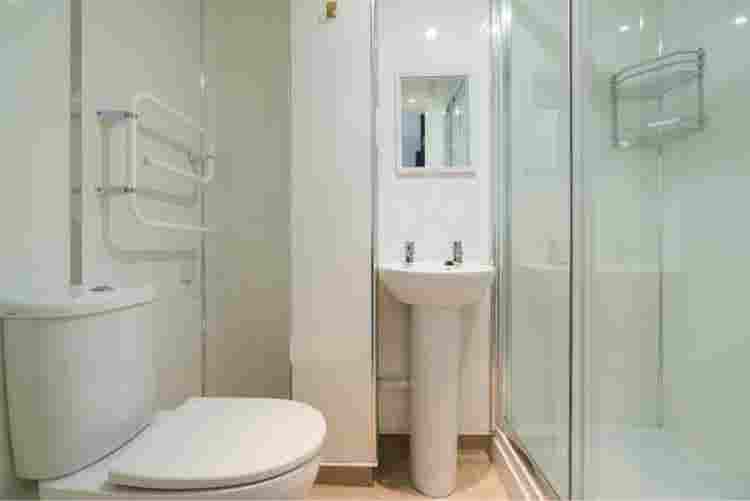 1 Room in a spacious 2 bedroom flat