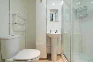 1 Room in a spacious 2 bedroom flat