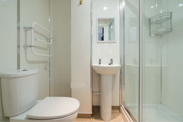 1 Room in a spacious 2 bedroom flat