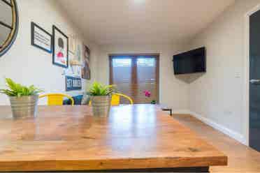 1 Room in a spacious 2 bedroom flat