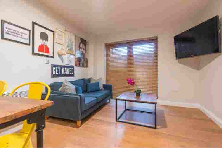 1 Room in a spacious 2 bedroom flat