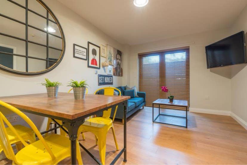 1 Room in a spacious 2 bedroom flat