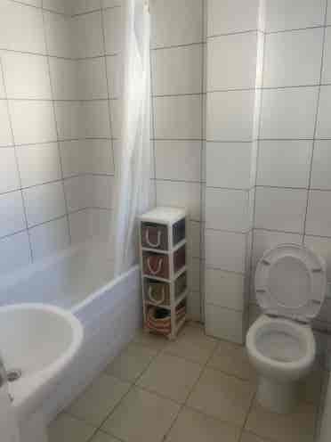 5 rooms to rent in Woking