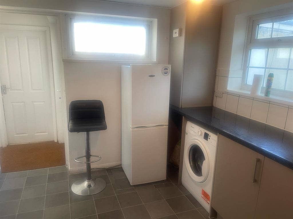 5 rooms to rent in Woking