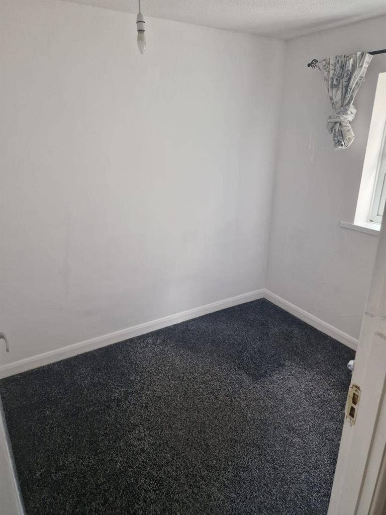 5 rooms to rent in Woking