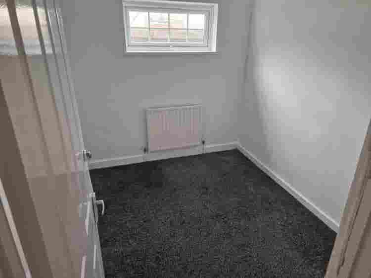 5 rooms to rent in Woking