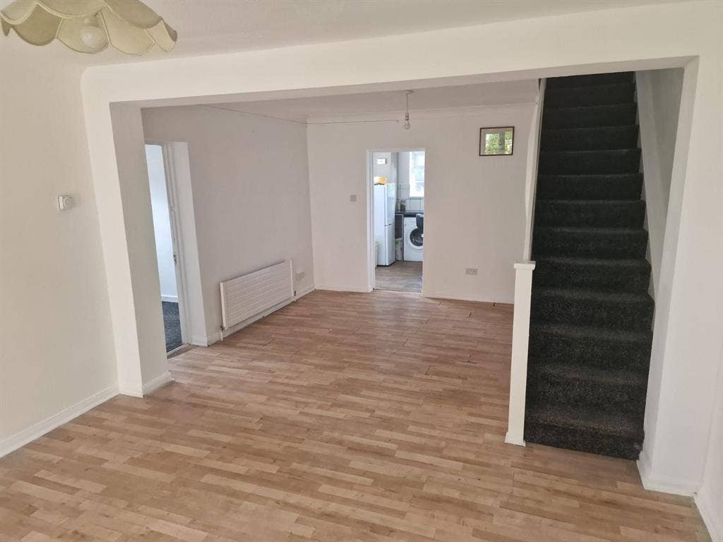 5 rooms to rent in Woking