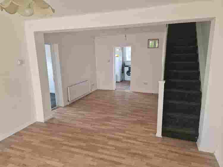 5 rooms to rent in Woking