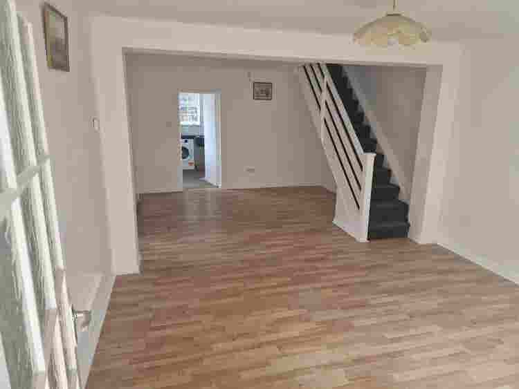 5 rooms to rent in Woking
