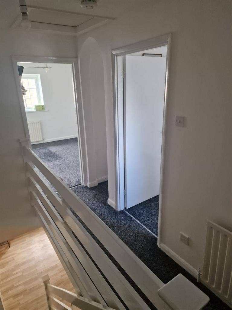 5 rooms to rent in Woking