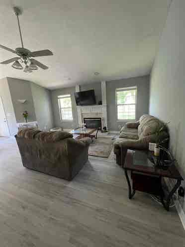 Looking for  female roommates i