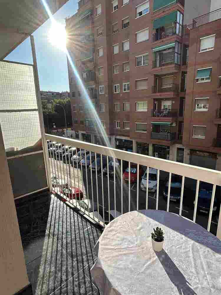 Habitación luminosa con balcón