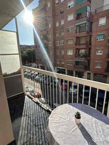 Habitación luminosa con balcón