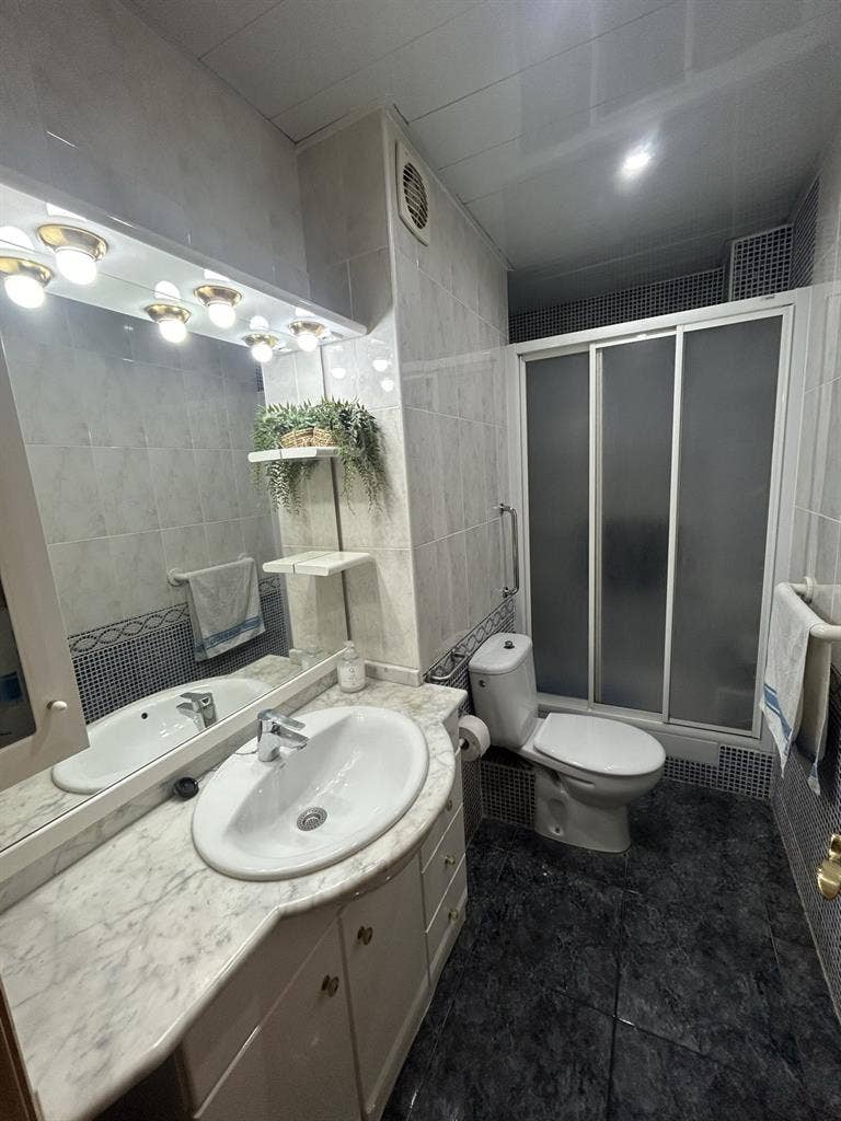 Habitación luminosa con balcón