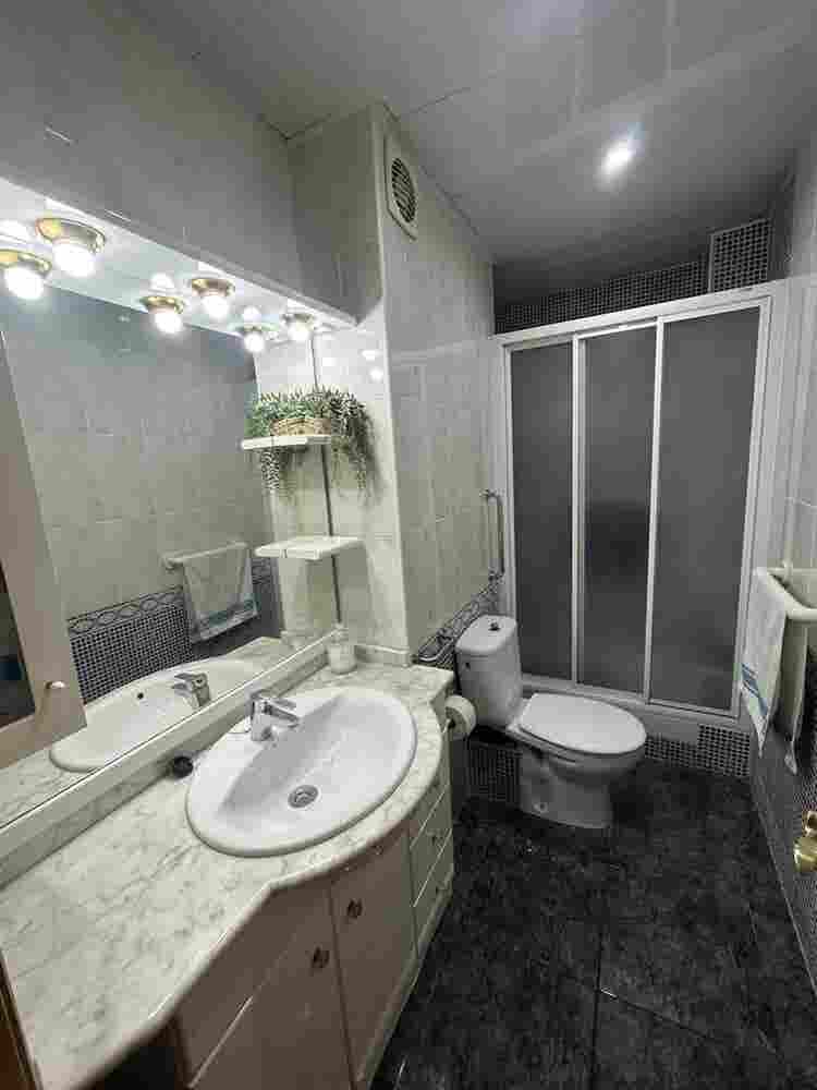 Habitación luminosa con balcón