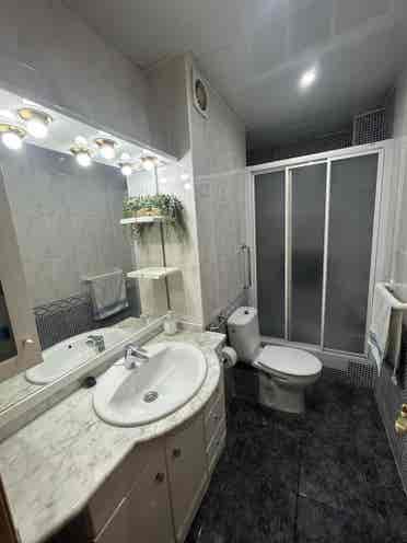 Habitación luminosa con balcón
