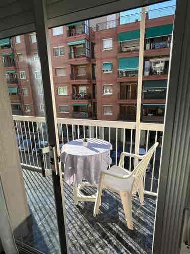Habitación luminosa con balcón
