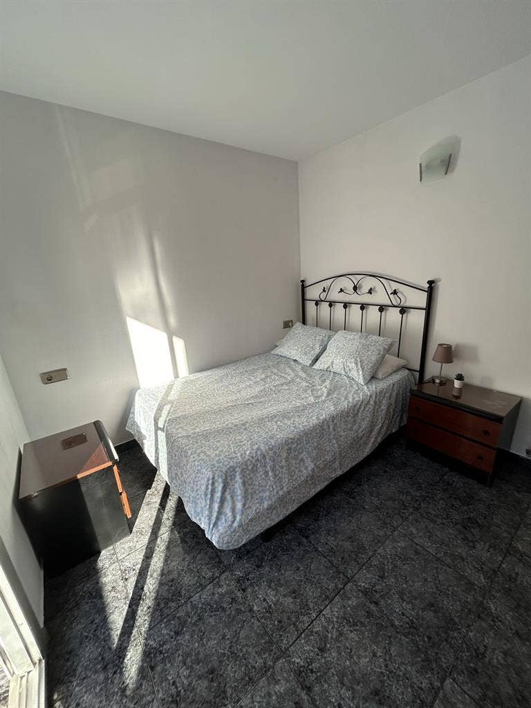 Habitación luminosa con balcón