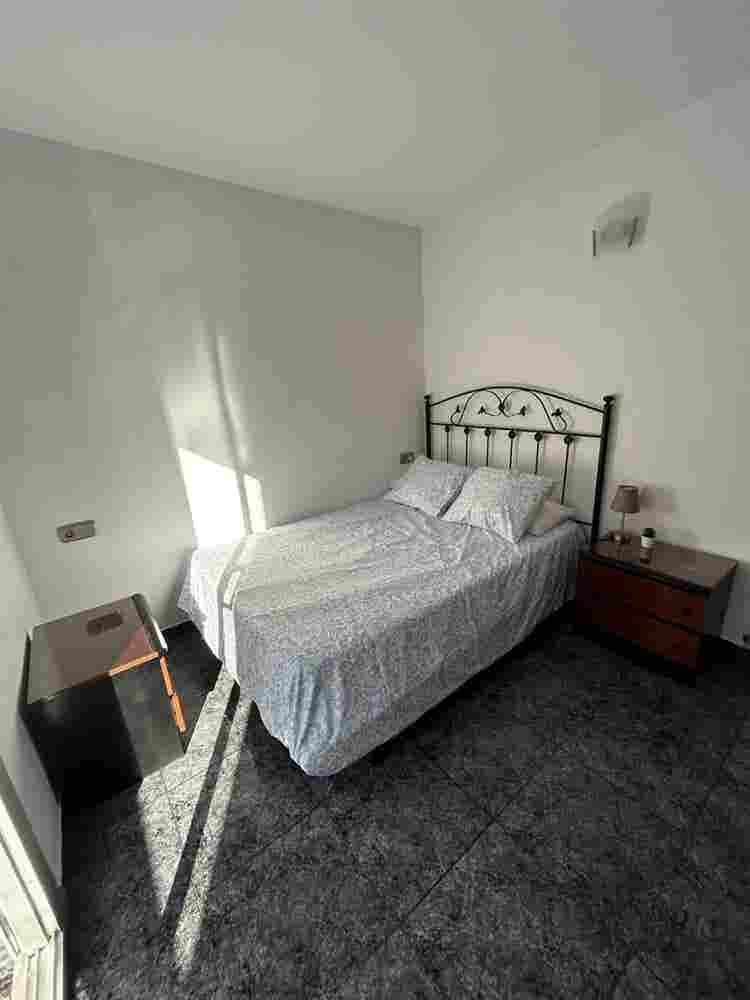 Habitación luminosa con balcón
