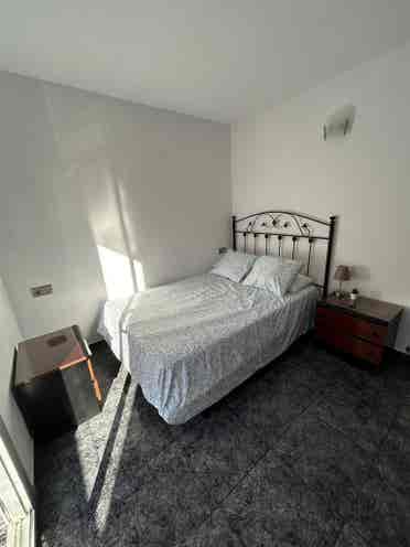 Habitación luminosa con balcón