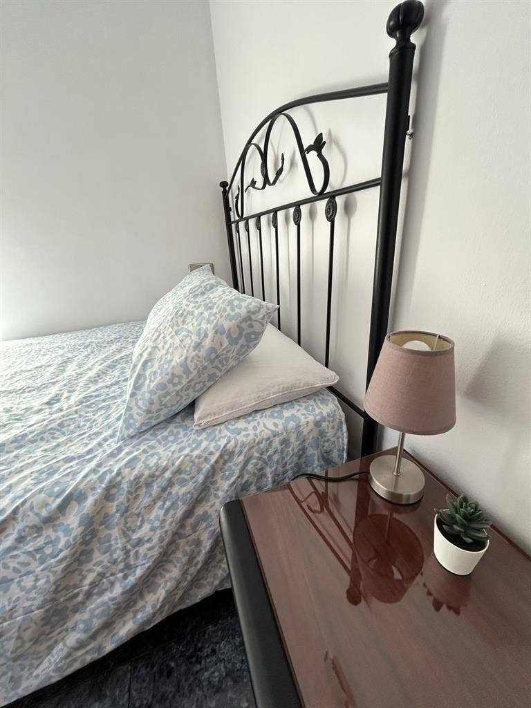 Habitación luminosa con balcón