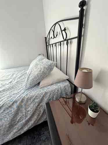 Habitación luminosa con balcón
