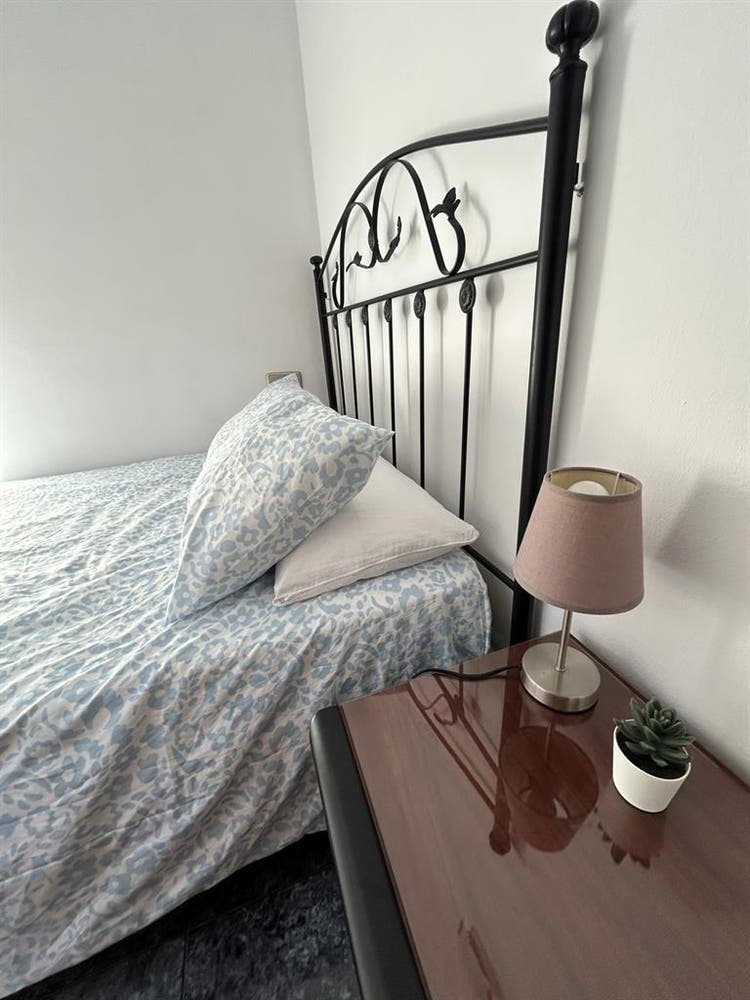 Habitación luminosa con balcón