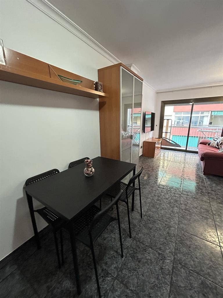 Habitación luminosa con balcón