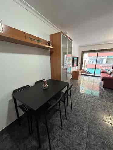 Habitación luminosa con balcón