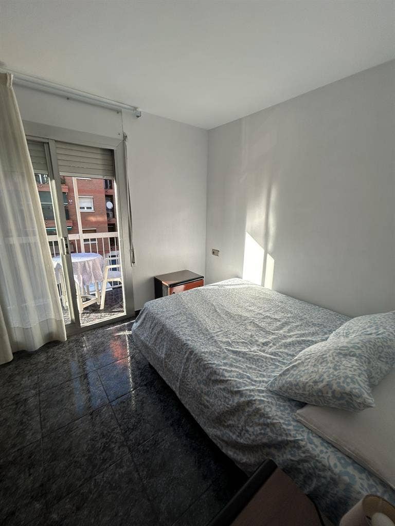 Habitación luminosa con balcón