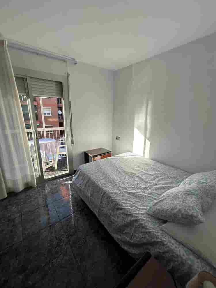Habitación luminosa con balcón
